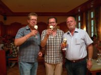 Jürgen Böcking, Reinhold Spohn und Peter Alexander genießen das gute Krombacher Pils
