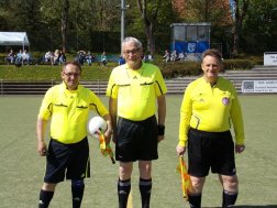Brinkmann (m.) mit seinen Assistenten Hekel (l.) und Baermann (r.) beim Altherren-Pokalfinale 2016