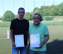 Walter Werthmann (l.) und Reiner Witt wurden zu Ehren-Schiedsrichtern des Kreises ernannt