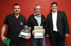 Die Sieger der DFB-Aktion "Danke Schiri" Jörg Bick (links) und Harry Raukuttis (mitte) bekamen von KSO Patrick Lepperhoff (rechts) neben den Urkunden ein T-Shirt